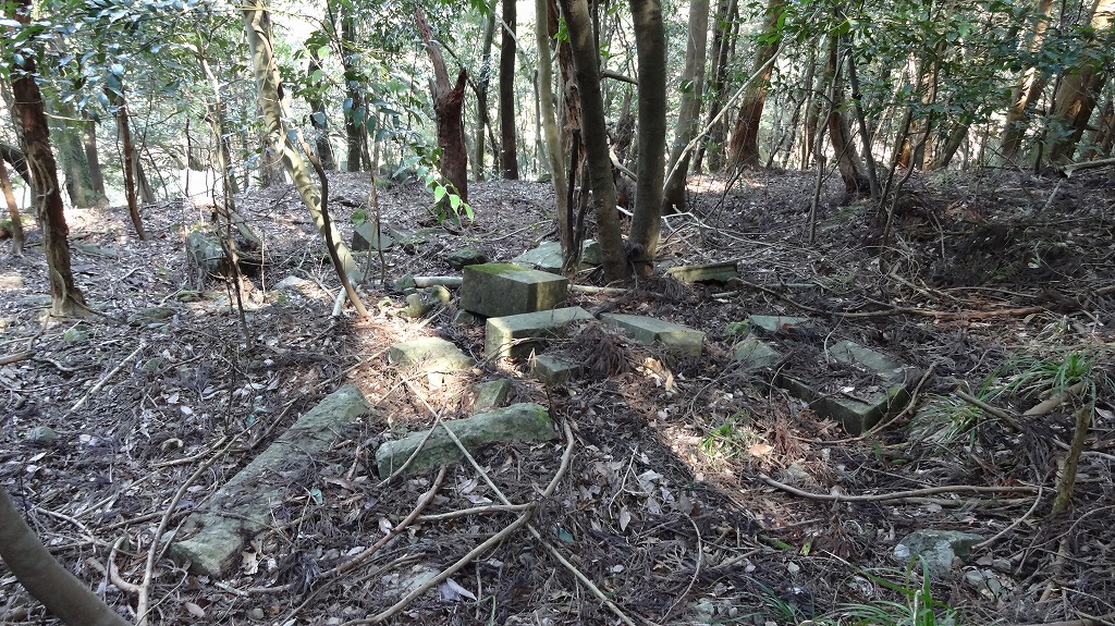 廃村　墓地
