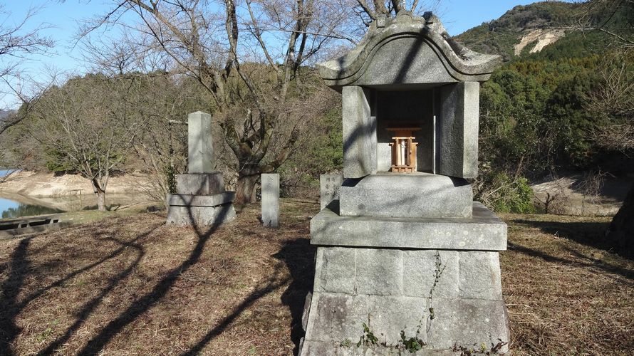 祠の表面