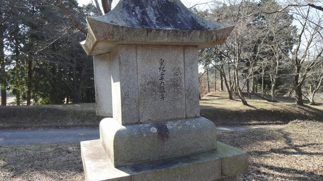 祠の裏面