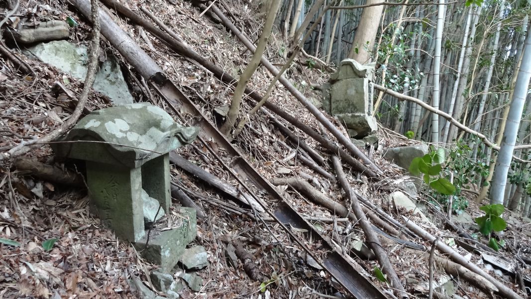 対岸の二つの祠