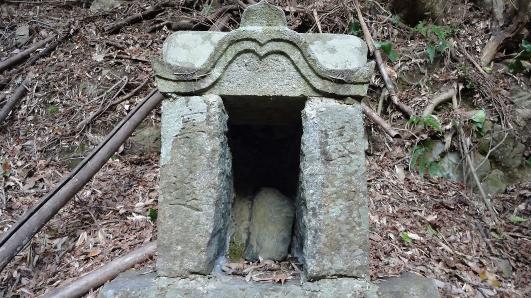 祠の前面