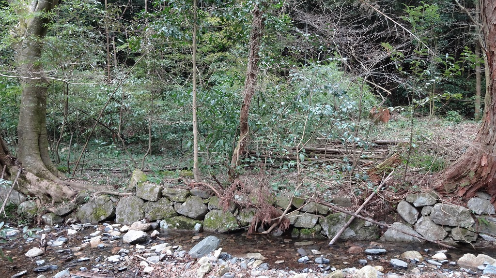 左岸の屋敷跡