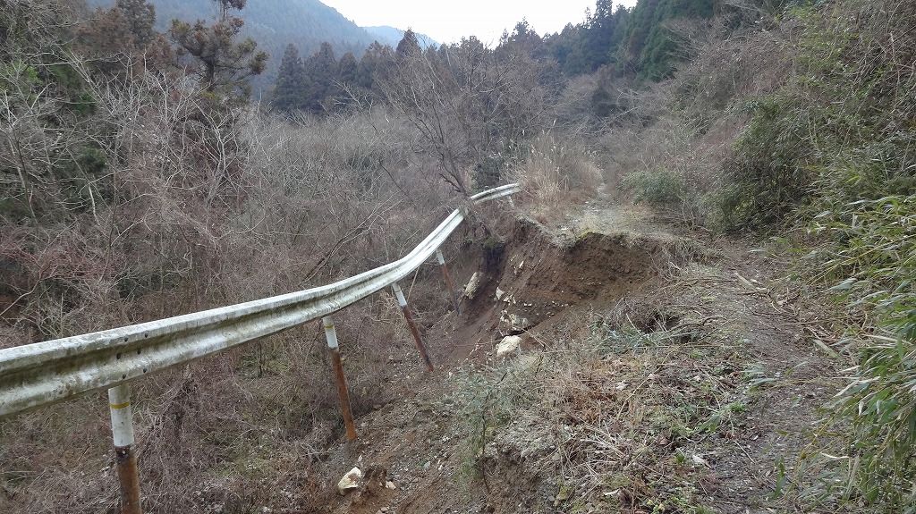 壊れた林道