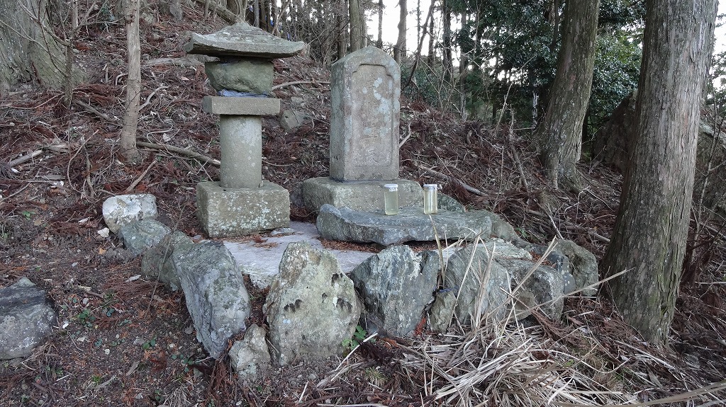 峠の石塔