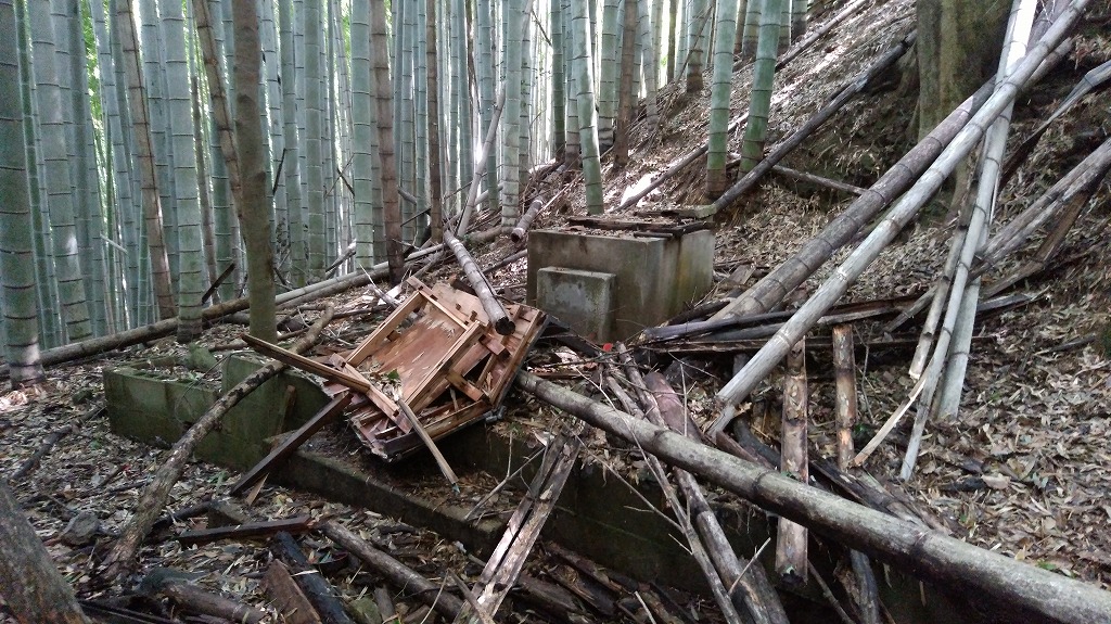 崩れた祠
