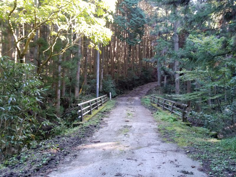 集落跡に架かる橋