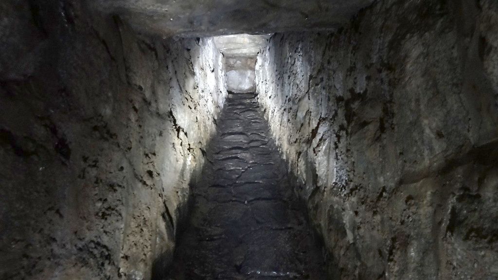 堰堤跡　導水坑内部