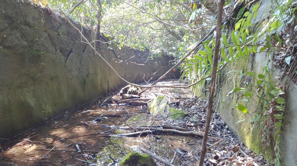 第一隧道から第二隧道までの水路跡