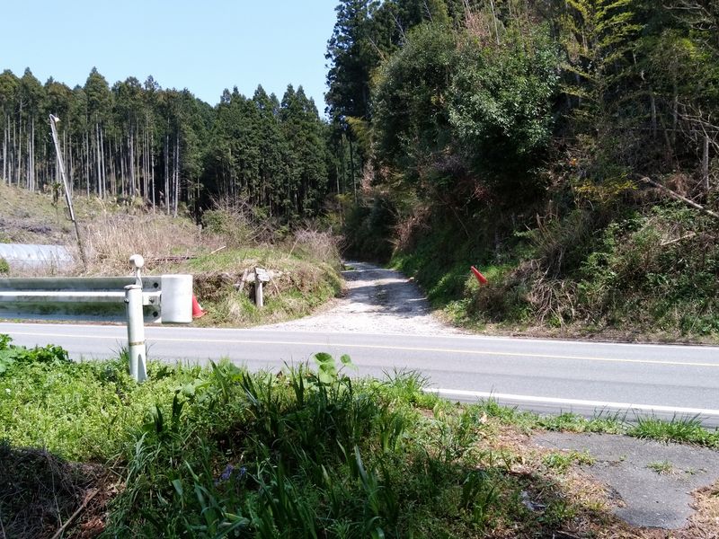 現県道からみた飯場峠入口 