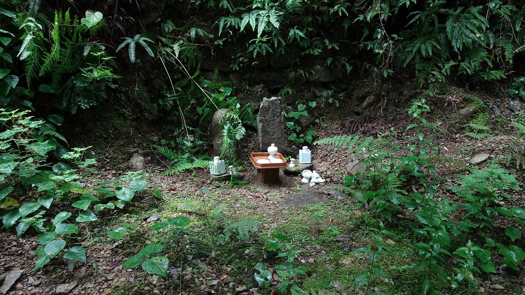 小さな祠