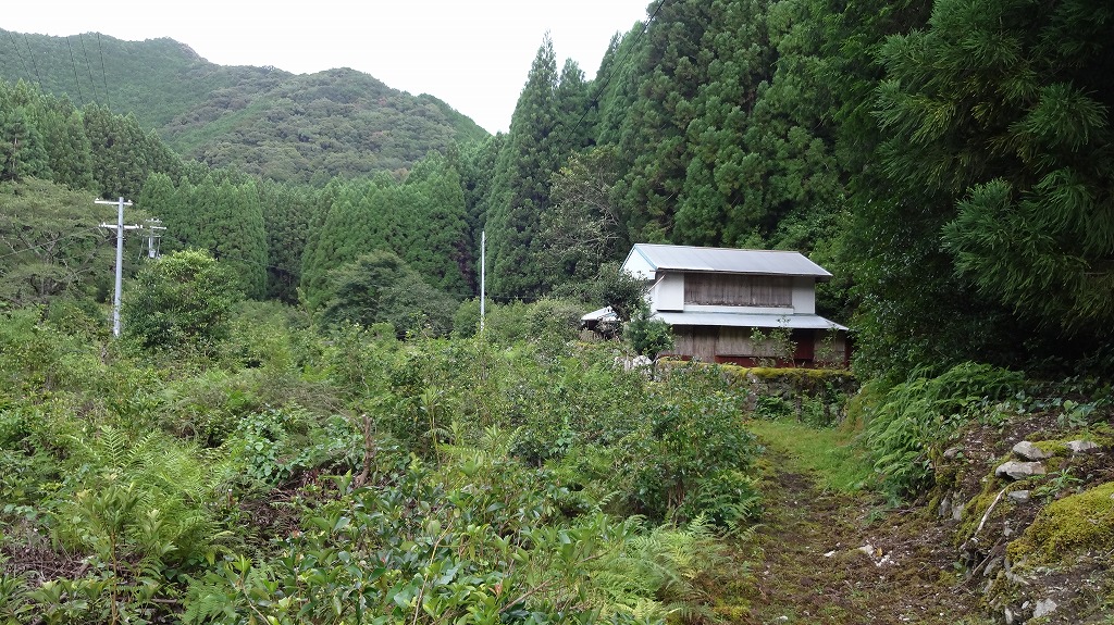集落内の小路と家屋