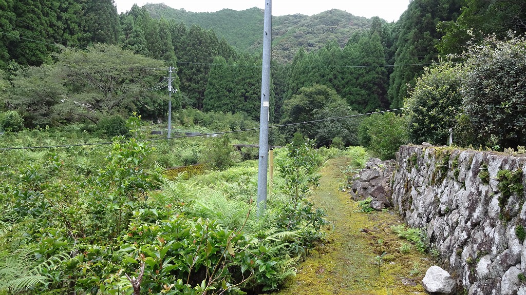 集落内の小路と崩れた石垣